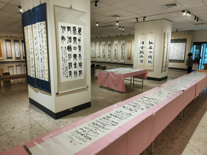 「學而書會」舉辦「心手雙暢」聯展,體現會員臨池數十載,悠游墨海數萬時,筆、手、身儼然成一體,心之所嚮,筆隨從之,冀臻心手雙暢,心手合一之境。 圖:黃博郎/攝