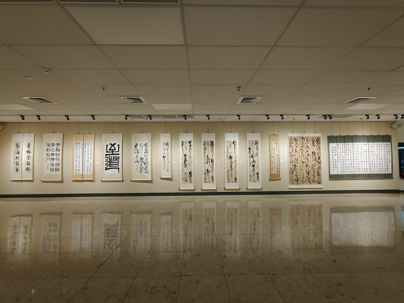 「學而書會」舉辦「心手雙暢」聯展,體現會員臨池數十載,悠游墨海數萬時,筆、手、身儼然成一體,心之所嚮,筆隨從之,冀臻心手雙暢,心手合一之境。 圖:黃博郎/攝