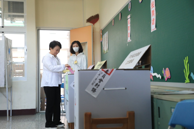 台中市長盧秀燕一早9時前往北區健行國小投票。   台中市政府/提供