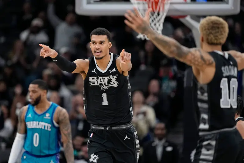 ▲美國職籃NBA 聖安東尼奧馬刺今(13)日在主場迎戰夏洛特黃蜂，狀元郎「斑馬」Victor Wembanyama個人全場攻下26分11籃板2阻攻。（圖／美聯社／達志影像）   