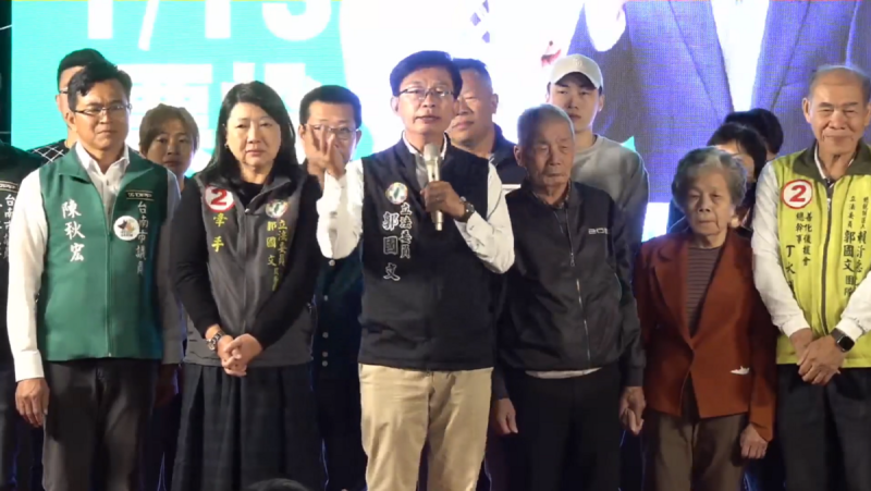 台南第二選區激戰過後，由民進黨候選人郭國文自行宣布當選。   圖：取自 郭國文 臉書開票直播