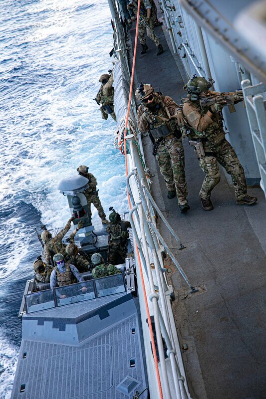 兩名美海豹部隊隊員在索馬利亞海岸夜間乘船試圖登上一艘船隻時落入海中失踪，搜救行動正在進行中。   圖 : 翻攝自X帳號 @Aurora107E