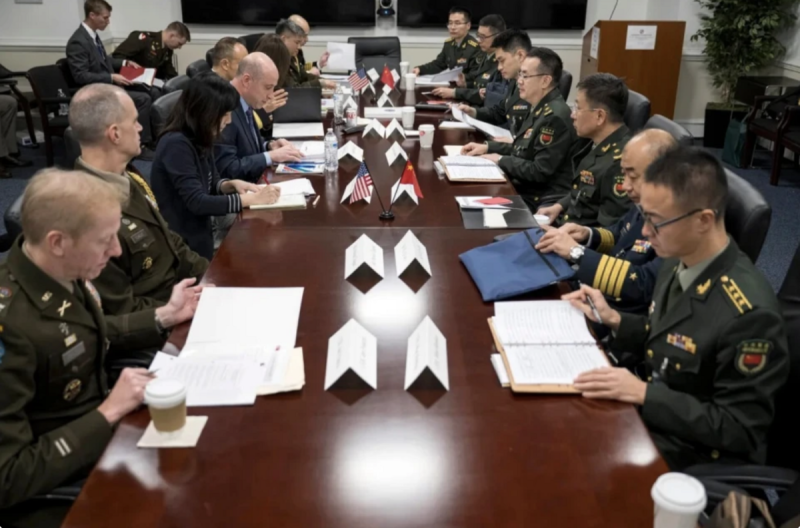 中美兩軍在五角大樓進行會談。   圖 : 翻攝自騰訊網/麒有此理