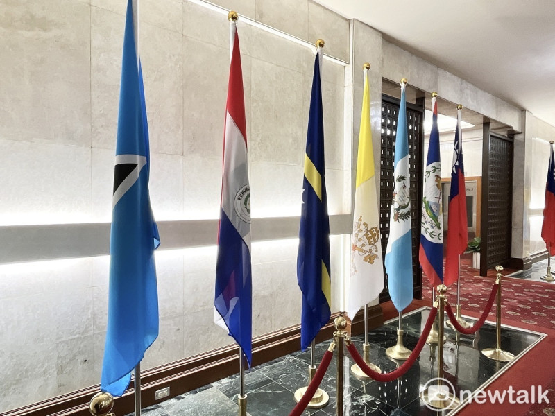 原駐立在外交部的諾魯國旗(左3)，如今已被撤下。   圖：金大鈞/攝