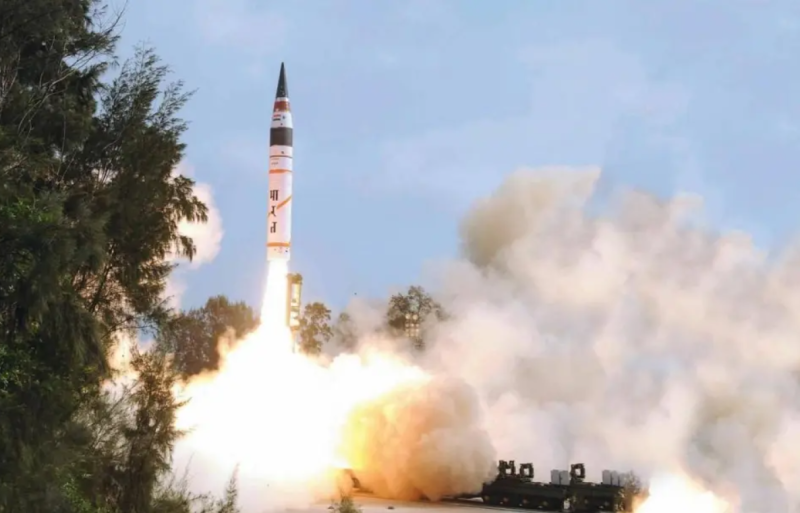 印度積極研發導彈與太空火箭。圖為印度試射烈火-5彈道飛彈。   圖 : 翻攝自騰訊網/肥佬茄子