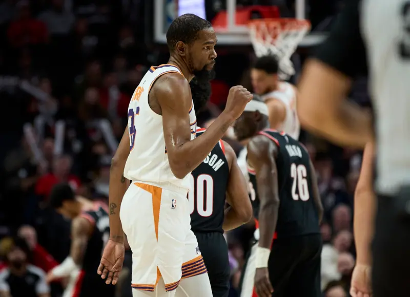 ▲太陽靠著「三巨頭」Bradley Beal、Kevin Durant與Devin Booker合砍78分，與先發五人得分全數上雙，終場就以127:116擊退拓荒者收下2連勝。（圖／美聯社／達志影像）   