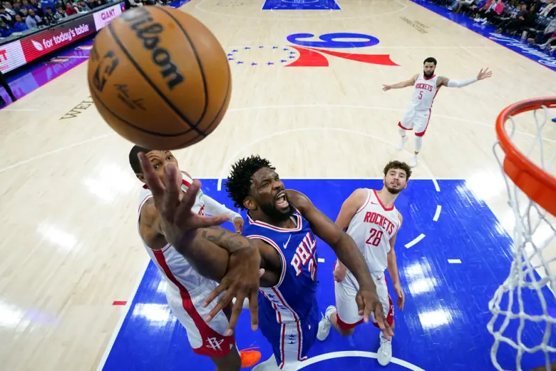 ▲費城76人明星中鋒Joel Embiid連續16場繳出至少30分10籃板成績單。（圖／美聯社／達志影像）   