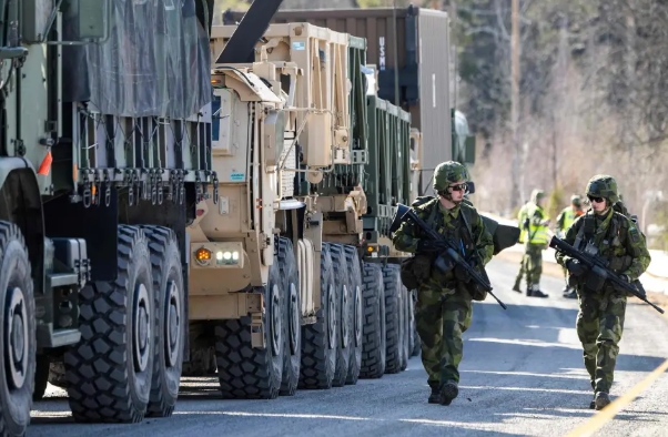 2023年4月17日，瑞典厄斯特松德，瑞典軍隊參加北約「極光23」防禦演習。   圖 : 翻攝自據視覺中國