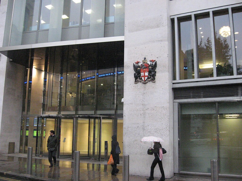 英國警方於 14 日以「涉嫌擾亂倫敦證券交易所」的罪名逮捕了計劃在 15 日早上襲擊倫敦證券交易所的 6 人。圖為倫敦證交所。 圖 : 翻攝自維基百科
