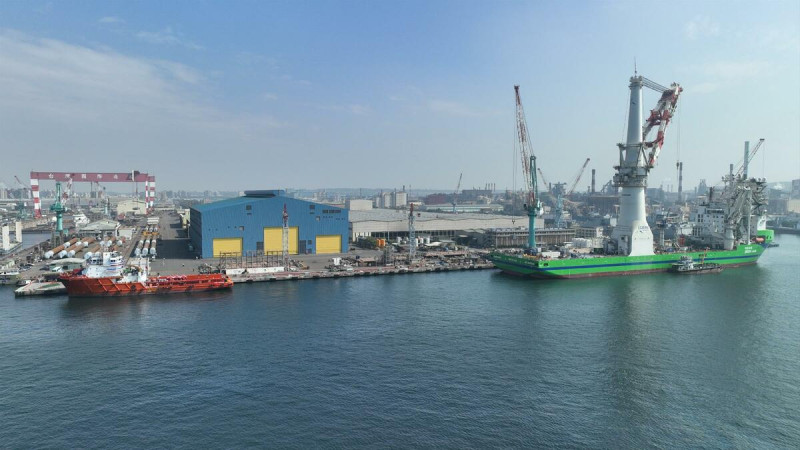 同為離岸風電工程重要船舶。左側橘色船身為Titan浩克輪；右側綠色船身為Green Jade環海翡翠輪。   圖：台船公司提供