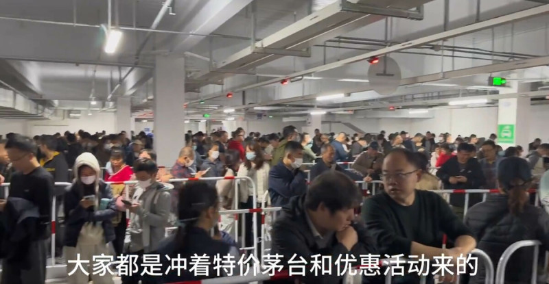 好市多深圳店在 12 日舉行開業活動,推廣人員稱有販售特價茅台吸引大批民眾搶購,豈料當天並沒有茅台特價活動。 圖:翻攝自X帳號「@tindingtin」