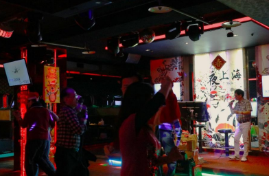 圖為店內客人在歡唱以及跳舞。