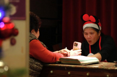 圖為蔡麗靜與客人交談。