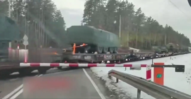 從網路流傳的影片中可見，一個營的美製史催克裝甲運兵車在距離格羅德諾（Grodno） 30 公里處移動，疑似是北約派往白俄羅斯邊境的部隊。   圖：翻攝自X帳號「@wanjunxie」