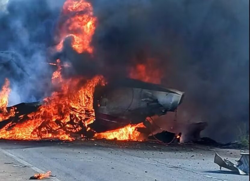 事件造成飛行員當場死亡,另外一旁遭波及的汽車中則有 4 人受傷。現場濃煙籠罩,火勢相當驚人。 @AeroMarcos320