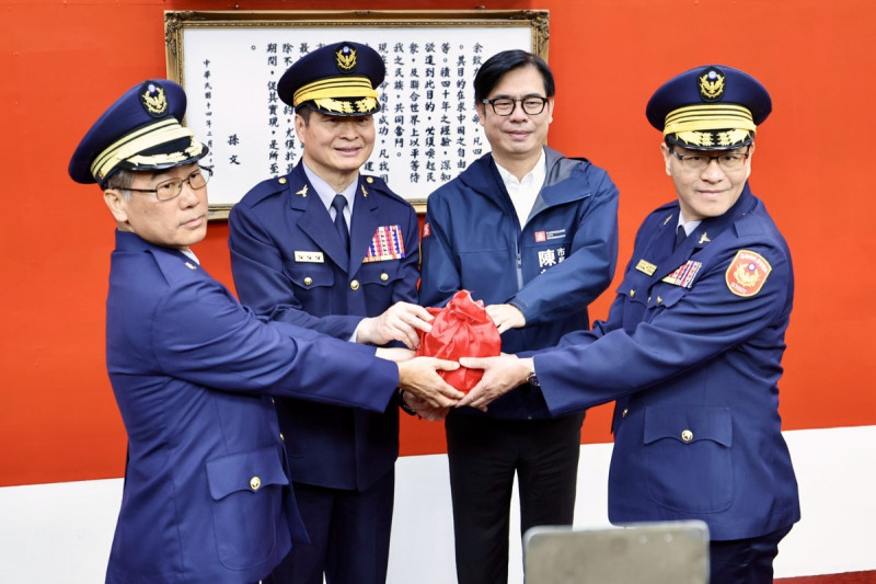 陳其邁(右二)主持分局長、大隊長交接。   圖：高雄市政府/提供