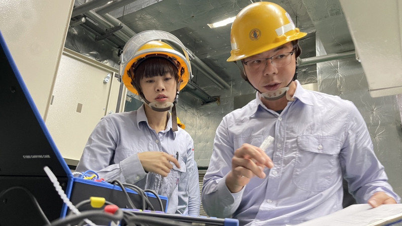 外號「台電學姐」的郭庭均(左)參加節能診斷競賽。 圖:台電高雄區處/提供