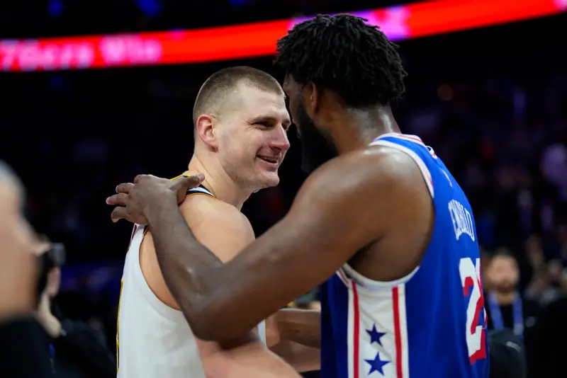 ▲NBA例行賽費城76人在主場對決丹佛金塊，聯盟中最出色的兩名中鋒Joel Embiid和Nikola Jokic正面對決。（圖／美聯社／達志影像）   
