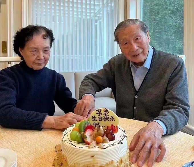 移居加拿大的中國經濟學家茅于軾(右)，日前慶祝他的 95 歲生日。   圖：翻攝自 LinShengliang X帳號