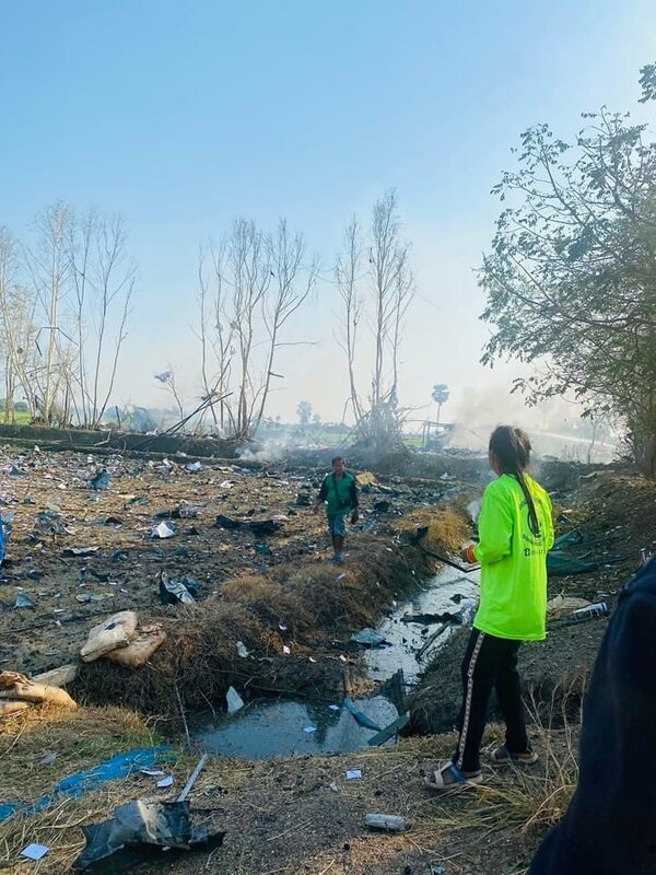 泰國煙火工廠爆炸，傳已有23人罹難，廠房夷為平地。   圖：翻攝「X」@ittipat_tv