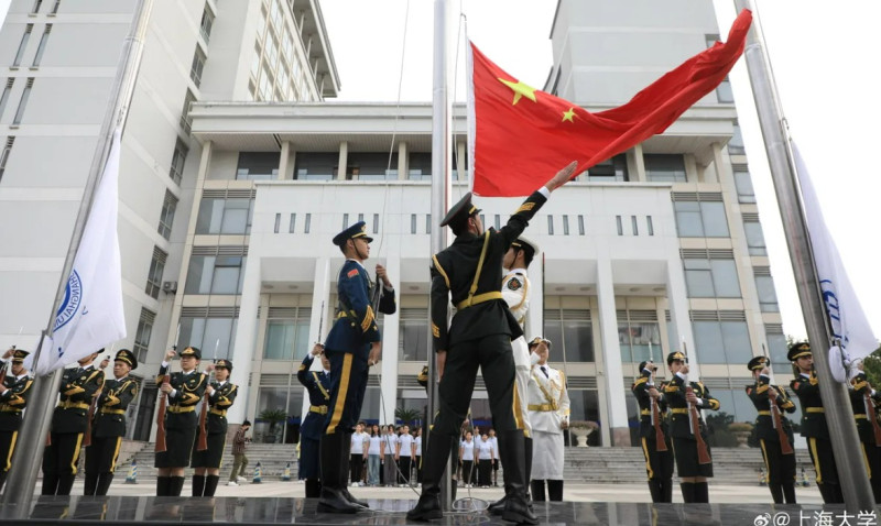 中國上海大學的升旗典禮。   圖：翻攝微博