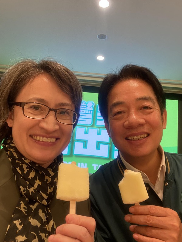 副總統當選人蕭美琴（左）難得輕鬆，在臉書po出與總統當選人賴清德各自嗑枝仔冰的照片，網友喊「好可愛」！直說「冰棒甜度很台南」。   圖：翻攝自蕭美琴臉書