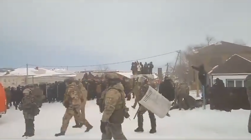 阿爾西諾夫的支持者們，與警方發生衝突。圖為防暴警察。   圖：翻攝自 Jürgen Nauditt X（前推特）帳號