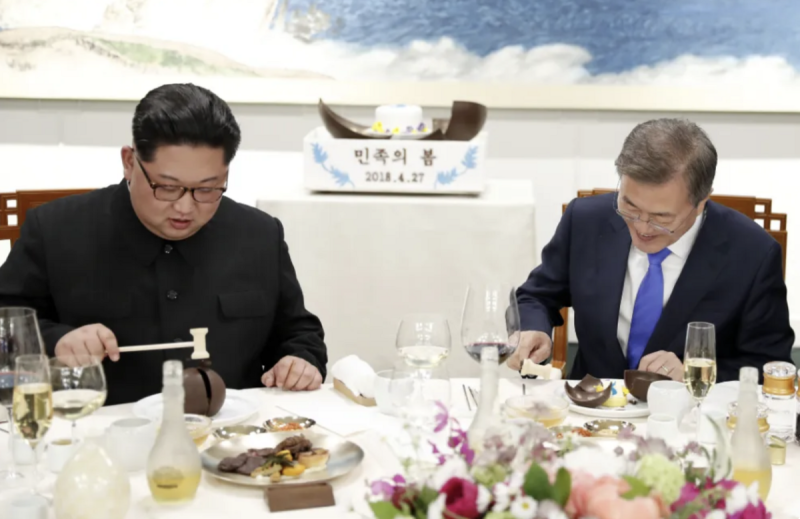 圖為2018 年的板門店會晤．左為北韓領導人金正恩，右為南韓前總統文在寅。   圖：翻攝自 騰訊網 吳學蘭