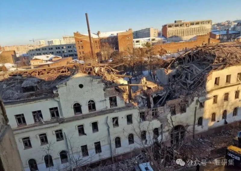 俄軍稱17 日使用導彈精準命中哈爾科夫的烏克蘭僱傭軍臨時部署點，爆炸造成至少 60 人死亡，當中的大部分為法國人。   圖：翻攝自微信公眾號「勝研集」