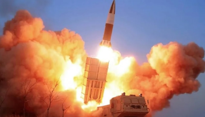 美國情報指出，俄羅斯已經開始使用朝鮮製的導彈。網友 OVERLOCKERS 根據導彈射程推測應該是 KN-23B 導彈。圖為 KN-23B 導彈發射畫面。   圖：翻攝自 hawk26 講武堂