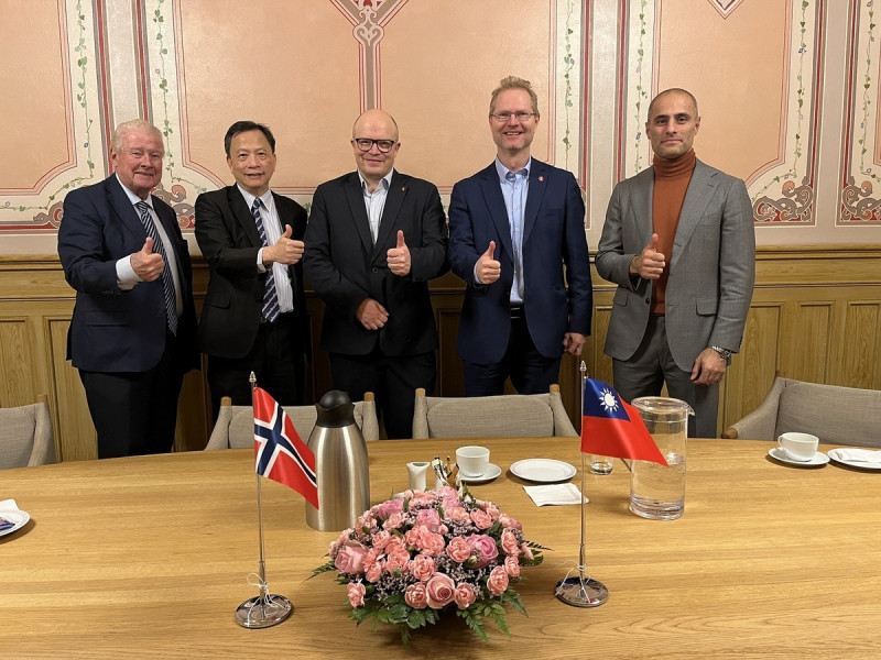 挪威國會友台小組祝賀台灣順利完成大選，左二為我駐瑞典代表谷瑞生。   圖：翻攝自台灣駐瑞典代表處