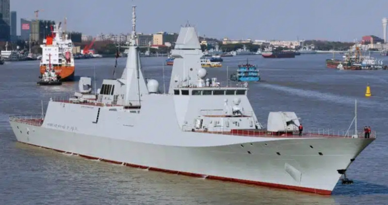 中國海軍新型054B型飛彈護衛艦被拍到在黃浦江上航行，疑測試後返航。   圖：翻攝「微博」@燃燒的哈爾科夫
