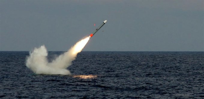  日本 18 日與美國簽署了一份購買 400 枚「戰斧」巡航導彈的協定，日本政府稱這是為了應對來自中國和朝鮮造的威脅。 圖：翻攝自X帳號「@Aurora107E」 