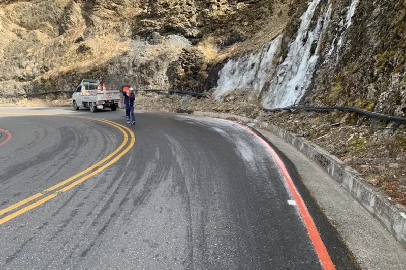 合歡山翠峰至大禹嶺路段因路面(肩)有結冰機率，交通部公路局宣布於下午 5 時預警性封閉，屆時車輛只出不進。   圖：交通部公路局／提供（資料照）