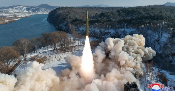 北韓進行搭載高超音速機動型操縱戰鬥部的中遠程固體燃料彈道飛彈試射。   圖 : 翻攝自朝中社