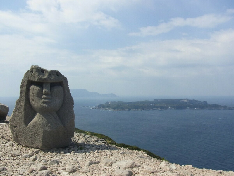 新島以獨特的摩亞石像（モヤイ像）而聞名。島上隨處可見的摩亞石像是以新島產出的稀有石頭雕成。   圖：©TCVB／提供