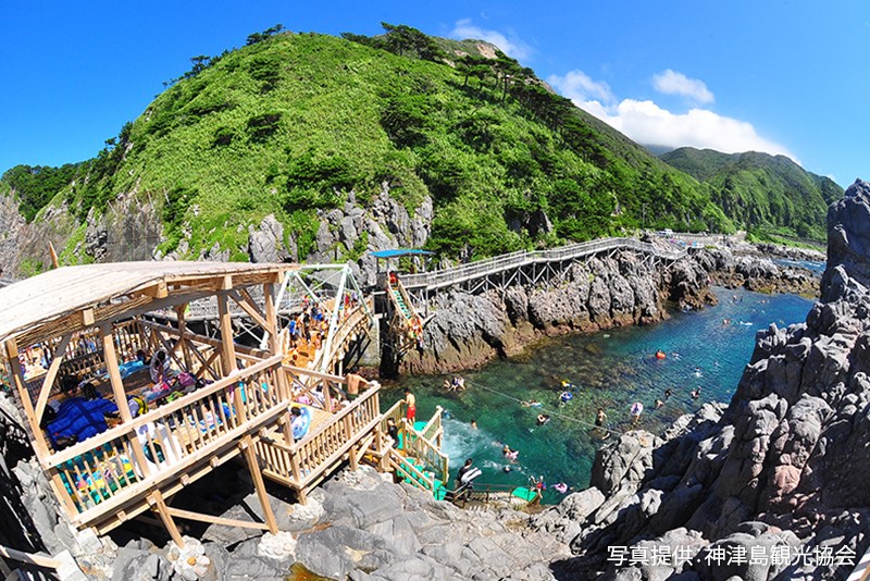 「赤崎步道」是穿越火山岩夾縫所建造的步道，是神津島最具代表性的遊樂設施。   圖：©TCVB／提供