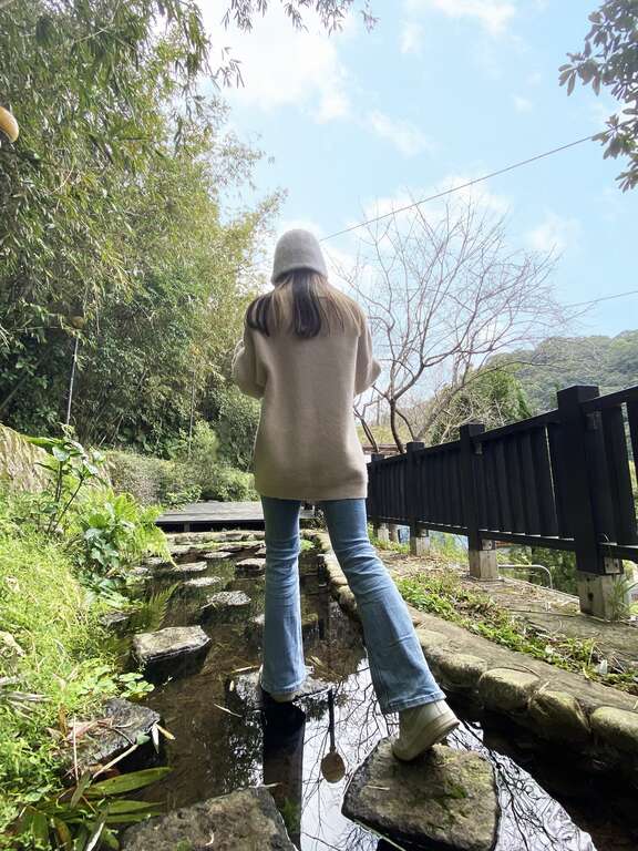 台北市政府工務局大地工程處營造一條親水跳石步道，行走時伴隨著山風和清澈水流聲。   圖：台北市政府工務局大地工程處／提供