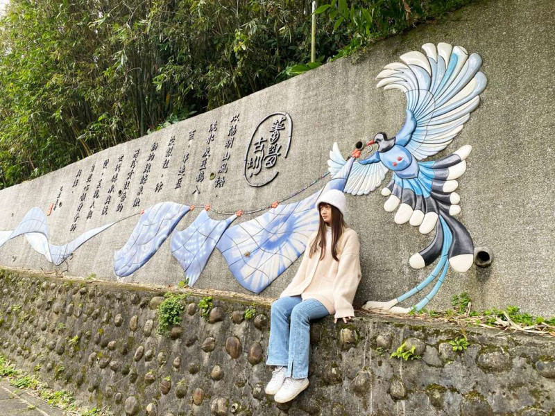 菁礐古圳意象牆為當地特色，採陶板拼貼、抿石子的方式。   圖：台北市政府工務局大地工程處／提供