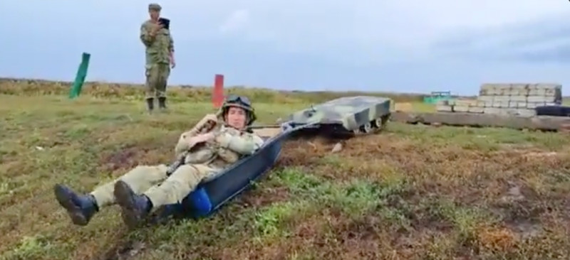 「X」上流傳的一段影片顯示俄軍以多大程度提防烏克蘭狙擊手，他們似乎開發了一新型「無人地面潛伏裝甲車」，用以秘密、安全地將士兵送到前線。   圖 : 翻攝自X/烏克蘭戰爭.最新進展