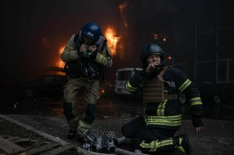 烏克蘭城是遭到俄導彈與無人機襲擊，消防員全力救火。   圖 : 翻攝自澤連斯基推特