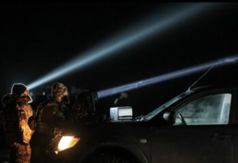烏軍在夜間用集束光線照向夜空，搜索是否有敵機或無人機。   圖 : 翻攝自澤連斯基推特