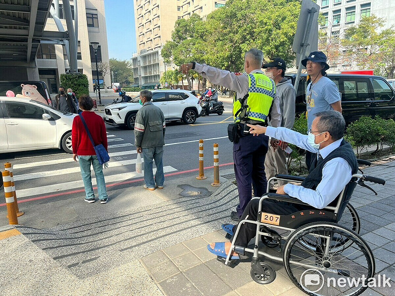 成大醫院往返門診大樓與住院大樓間的勝利路，是來往院區行走的重要通道，但缺乏交通號誌，導致行人過馬路存在一定風險。   圖：黃博郎／攝