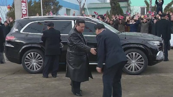 在北韓中央電視台 15 日公布的影片中發現，金正恩似乎換了新的賓士豪華休旅車。賓士公司表示正在針對車輛的來源進行調查。   圖：擷取自北韓中央電視台直播影片