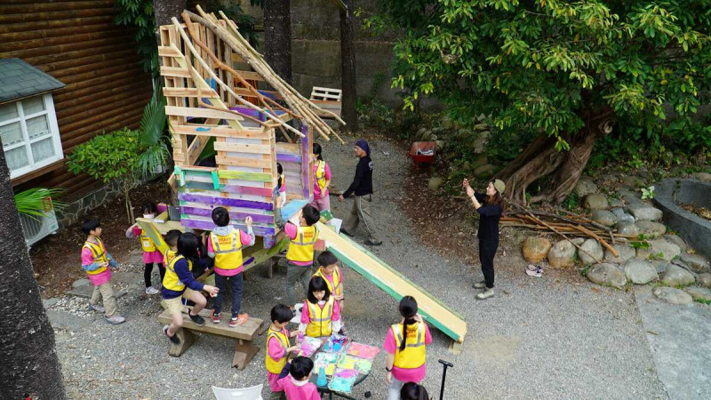 透過學員團隊合作發揮創意，賦予舊木材新生命。   圖：台灣樹屋協會／提供