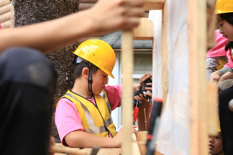 學員在製作遊具過程中實際操作木工具。   圖：台灣樹屋協會／提供