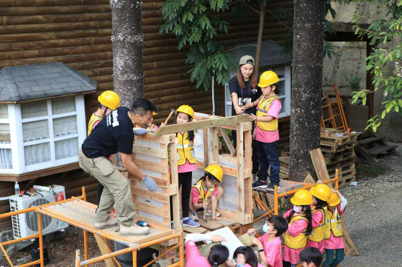 學員們在製作過程一起討論，發揮團隊合作完成木造遊具。   圖：台灣樹屋協會／提供