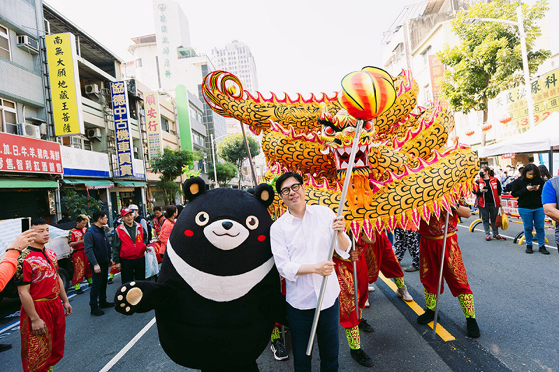陳其邁偕高雄熊商圈行銷。 圖:高雄市政府/提供
