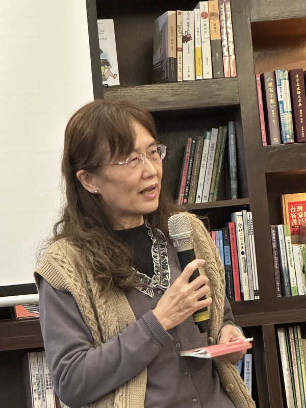 資深媒體人、知名文史工作者陳彥斌20日在台北「讀派」書店舉行新書《山城番子巴》發表會 ,台大歷史系教授周婉窈發表賞析此書。 圖:朱蒲青攝