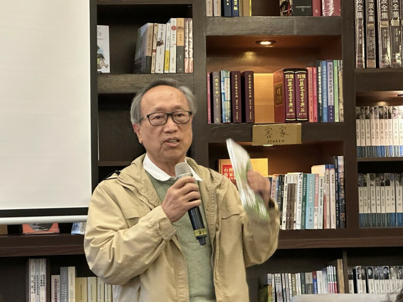 資深媒體人、知名文史工作者陳彥斌20日在台北「讀派」書店舉行新書《山城番子巴》發表會 ,北教大台灣文化研究所退休兼名譽教授賞析此書。 圖:朱蒲青攝